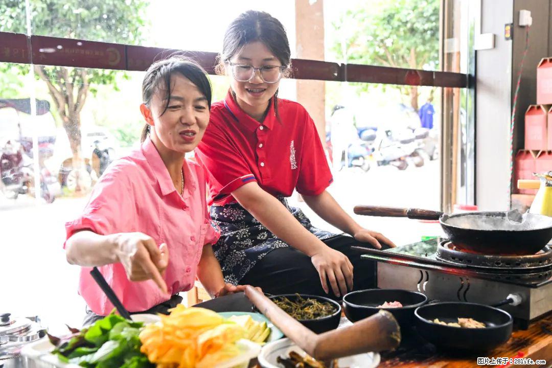 全网追的“扁担女孩”,找了一份暑假工,时薪12元 - 渭南生活资讯 - 渭南28生活网 wn.28life.com