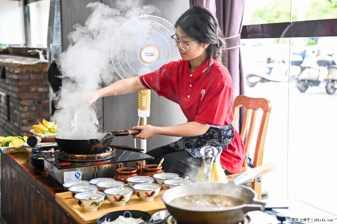 全网追的“扁担女孩”,找了一份暑假工,时薪12元 - 渭南生活资讯 - 渭南28生活网 wn.28life.com